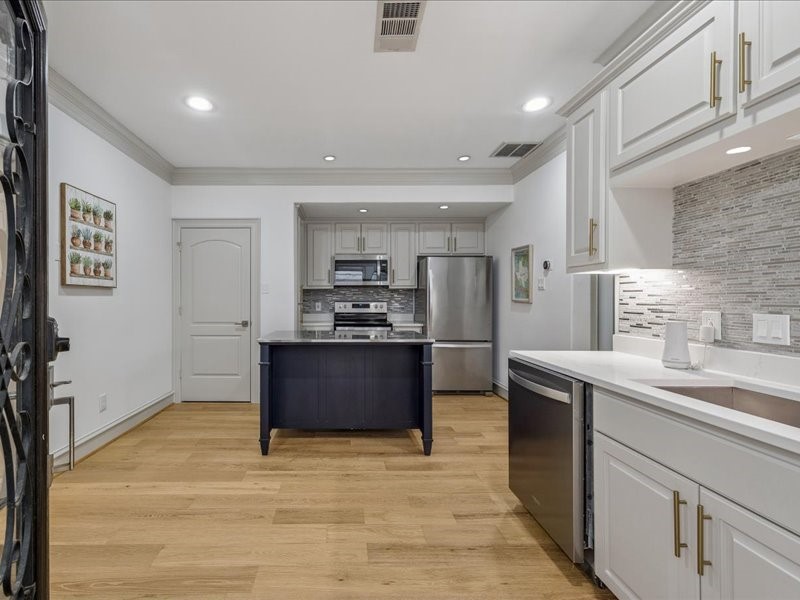 Step inside to the heart of your home! The centrally located kitchen connects to the living room and bathroom on one side, with the dining area and garage on the othera convenient layout for everyday living and easy entertaining.