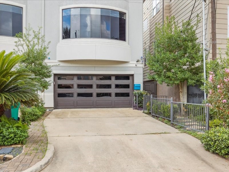 Welcome to your modern West U retreat! This first-floor 1BR/1BA duplex apartment features a private one-car garage, a two-car driveway, and a surrounding privacy fence. Enjoy style, privacy, and convenience near 59/69 & Wesleyan, with easy access to downtown, the Galleria, West U Elementary, and community pools and tennis courts.