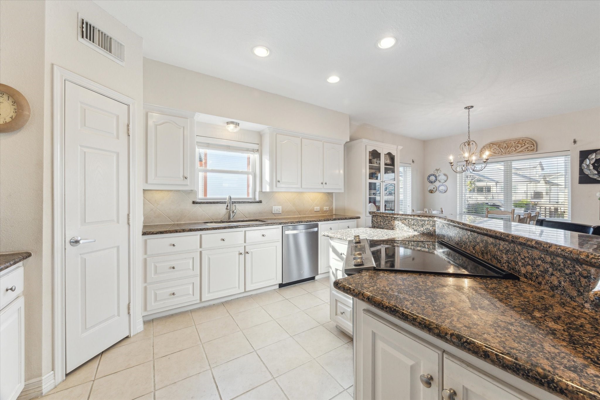 422 Windward Way, Tiki Island, TX 77554