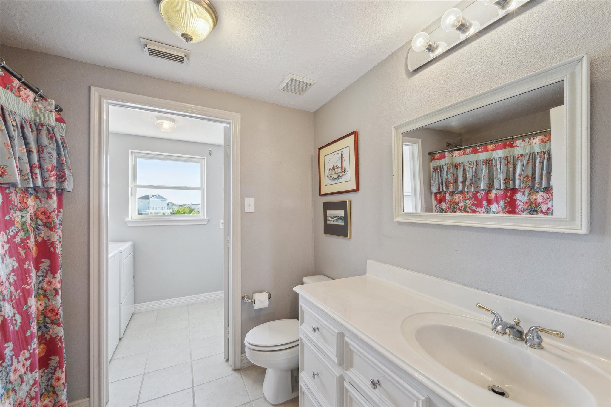 422 Windward Way, Tiki Island, TX 77554