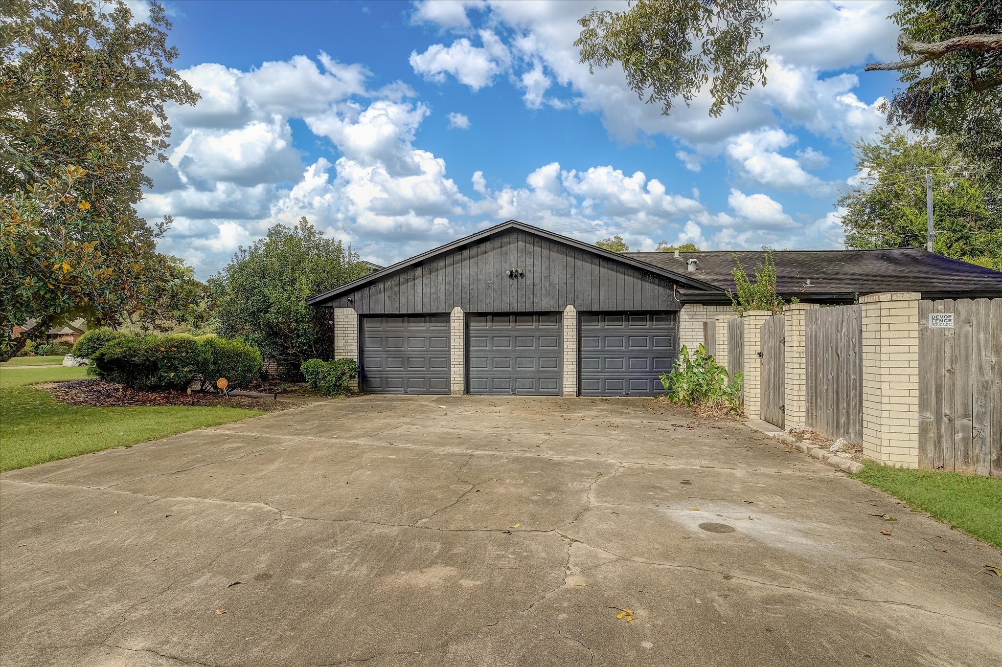 102 Oyster Bend Lane, Lake Jackson, TX 77566