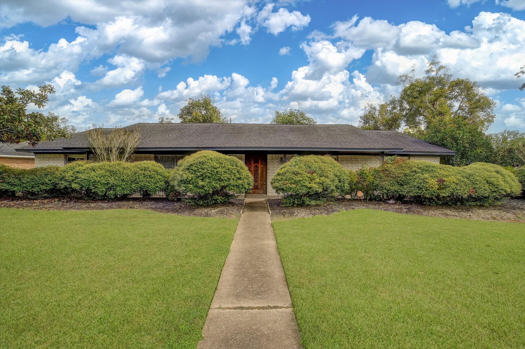 102 Oyster Bend Lane, Lake Jackson, TX 77566