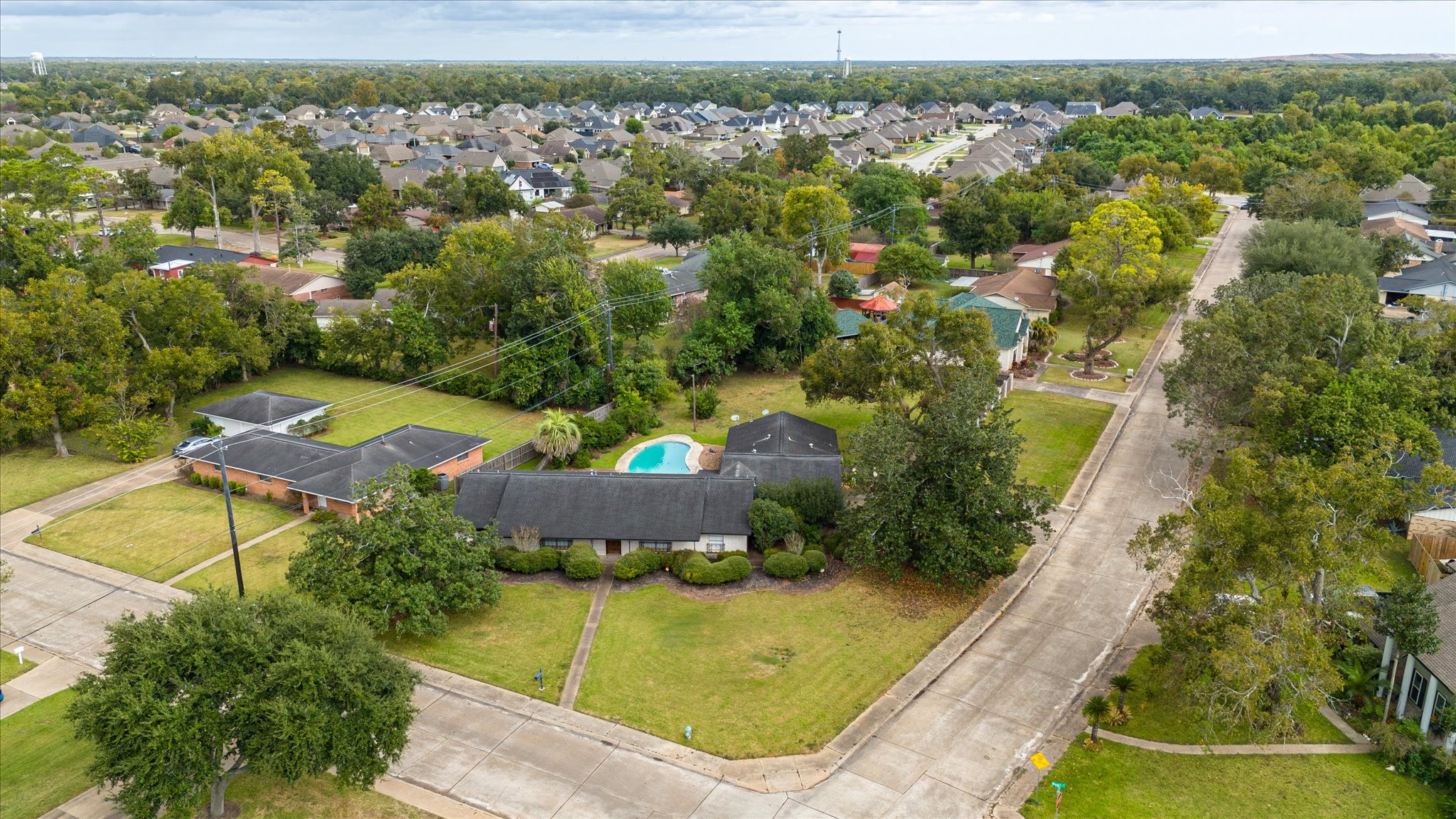 102 Oyster Bend Lane, Lake Jackson, TX 77566