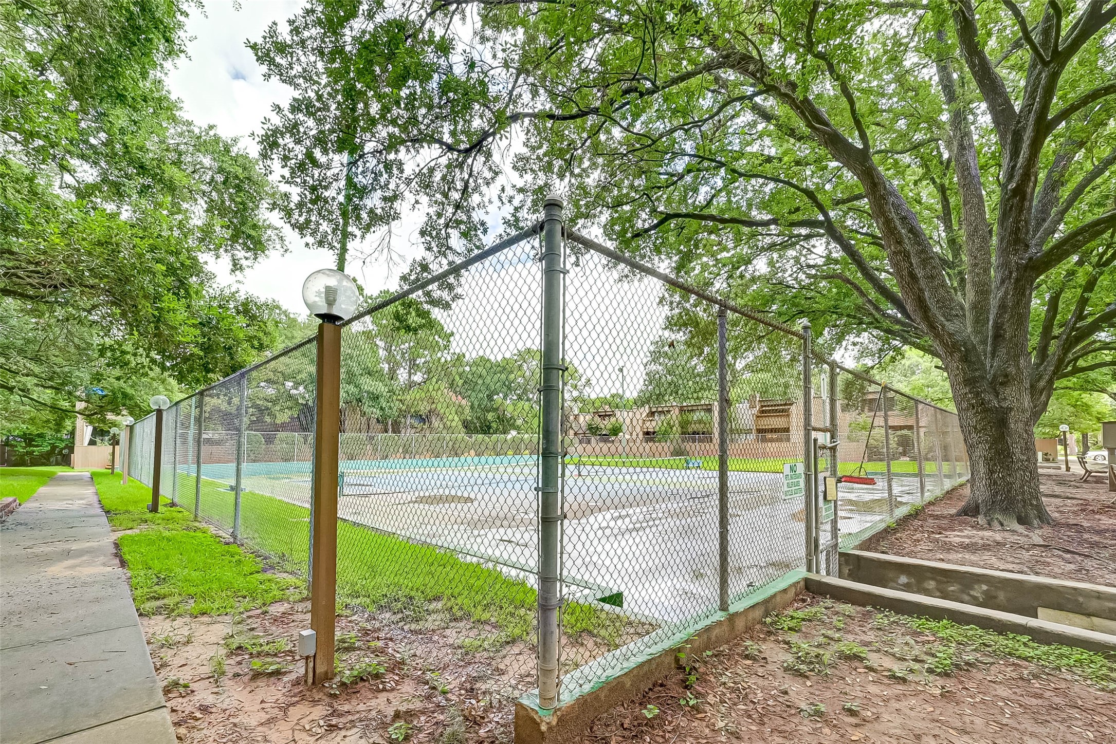 Community tennis court just steps away!