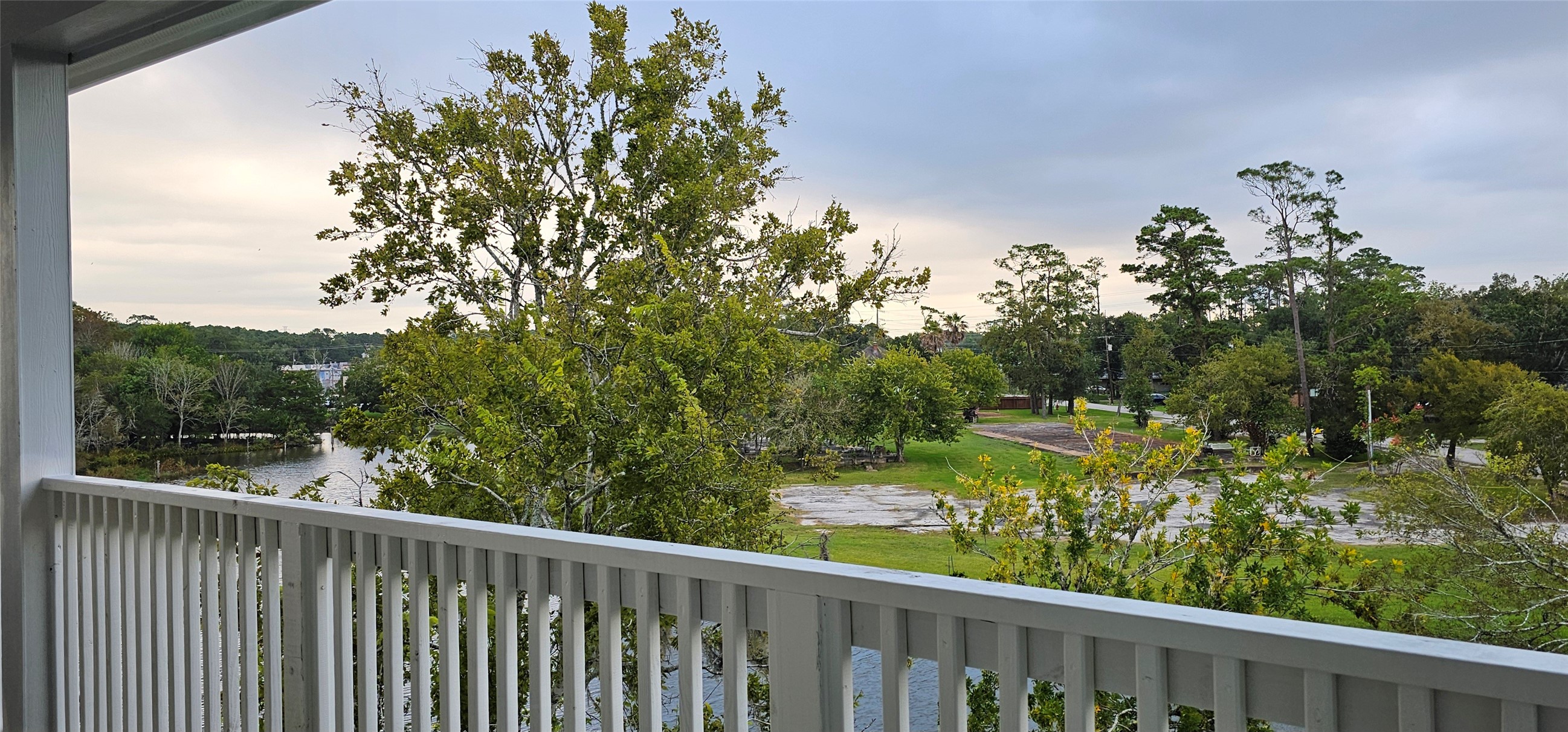 3905 Peacock Isle Drive, Dickinson, TX 77539