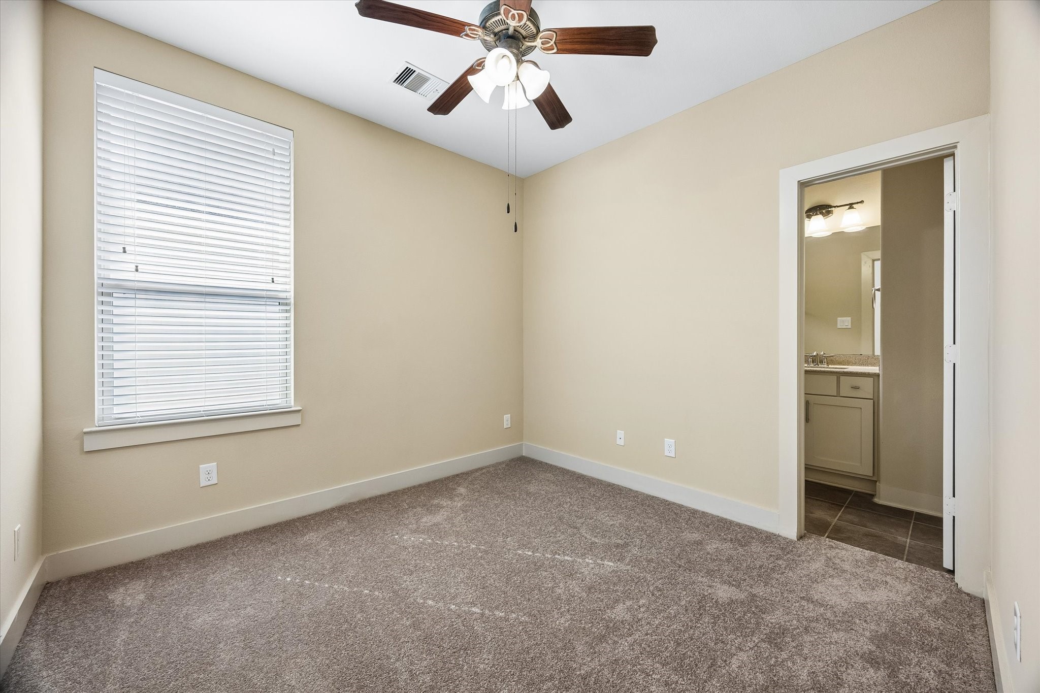 Guest Bedroom (upstairs)