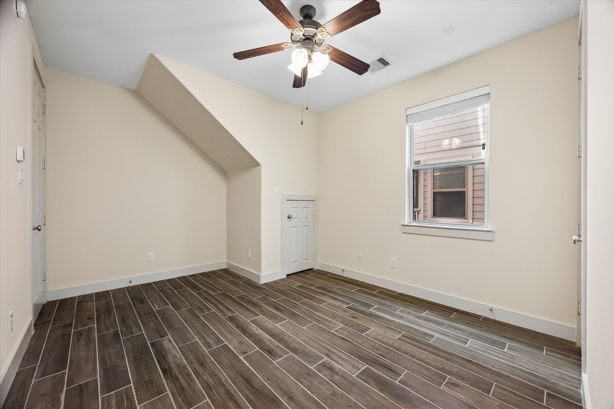 Guest bedroom (downstairs)