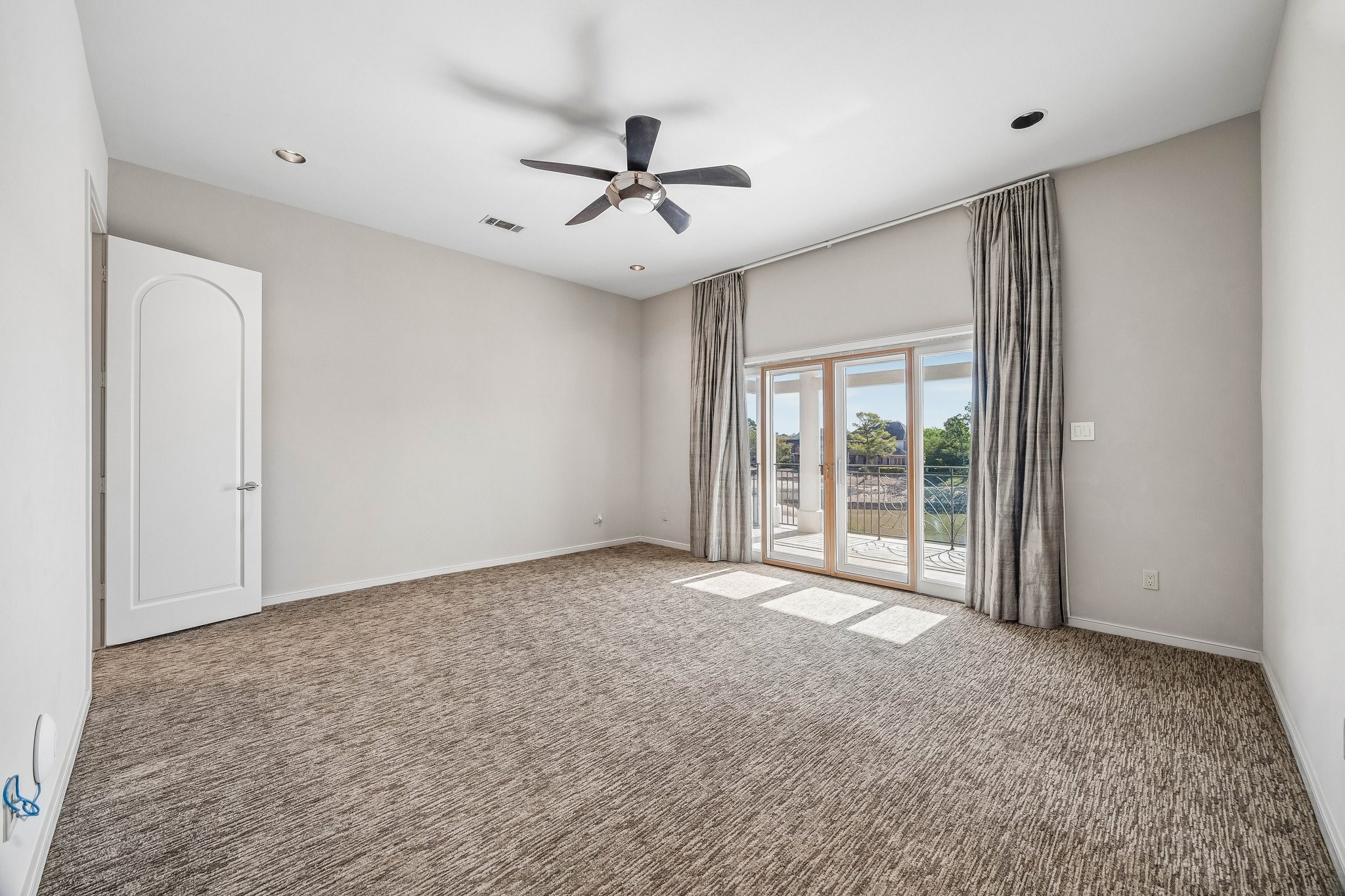 SPACIOUS ENSUITE BEDROOM 3 ON 2ND FLOOR - balcony access and beautiful view overlooking the pool/spa and lake