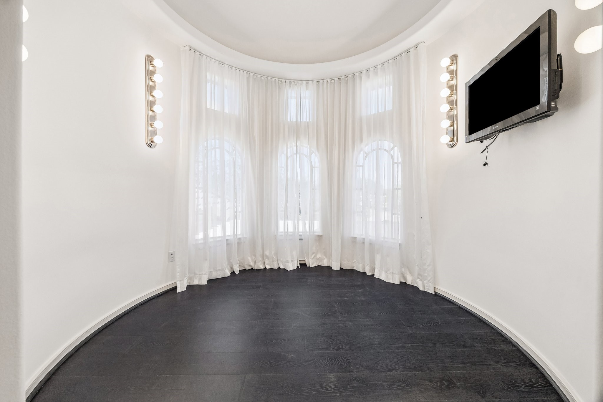 CHARMING 'CUPOLA' ROOM FOR A QUIET RETREAT OR WATCHING TV - make it your own mini retreat!