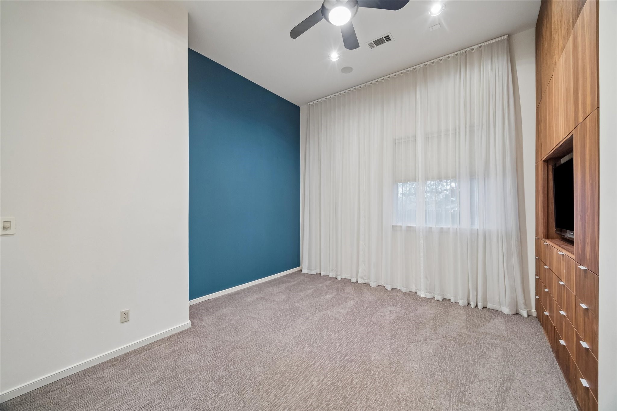 DEN/GUEST BEDROOM - NEXT TO GAMEROOM -