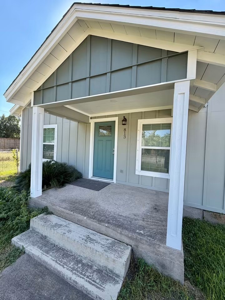 813 N Valderas Street, Angleton, TX 77515