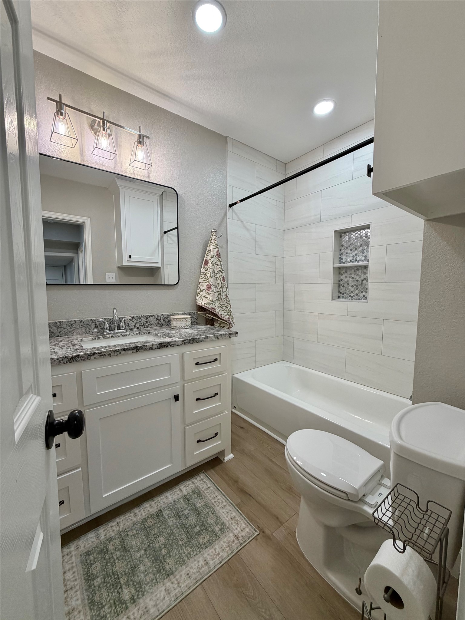 813 N Valderas Street, Angleton, TX 77515