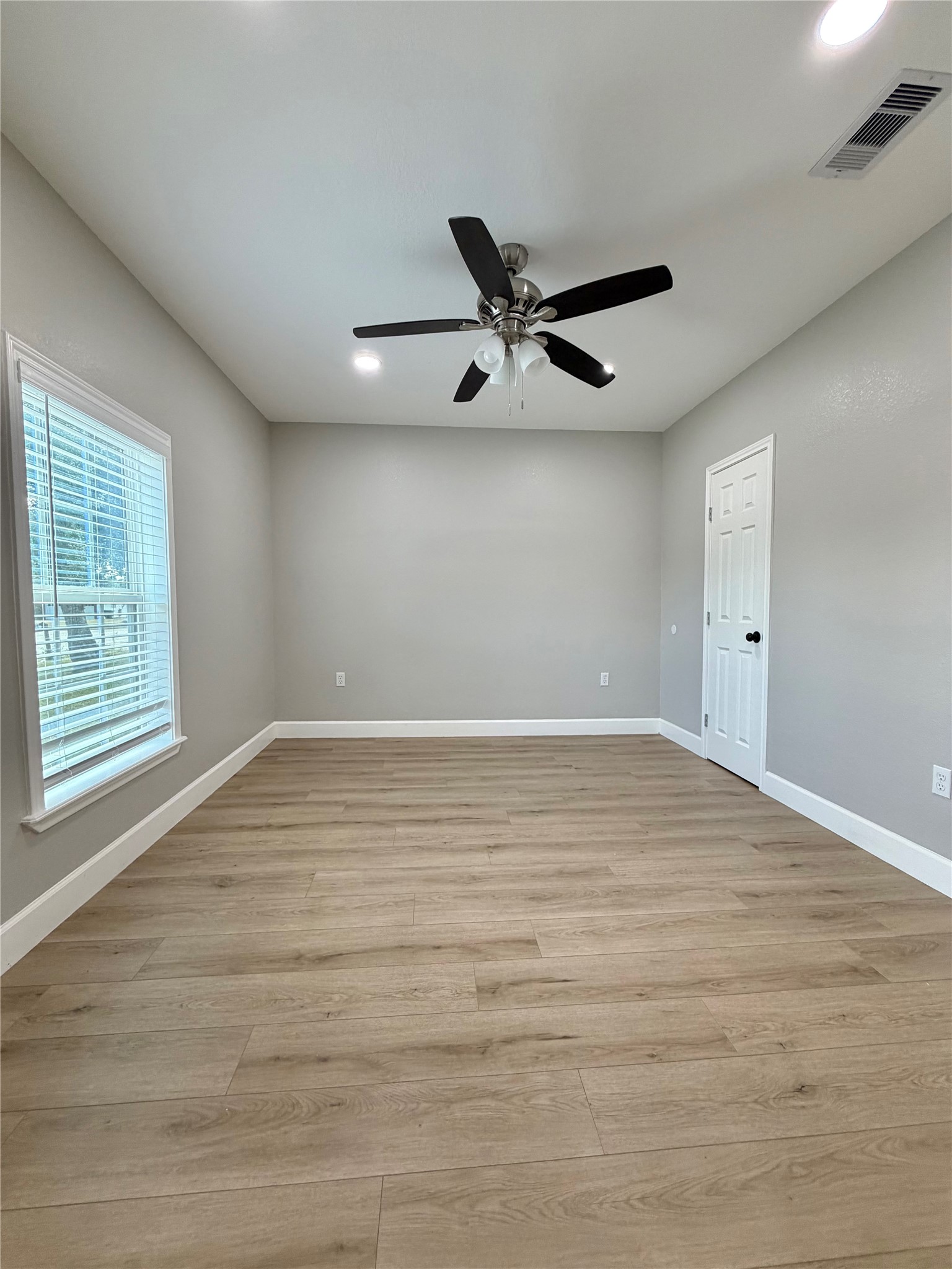 813 N Valderas Street, Angleton, TX 77515