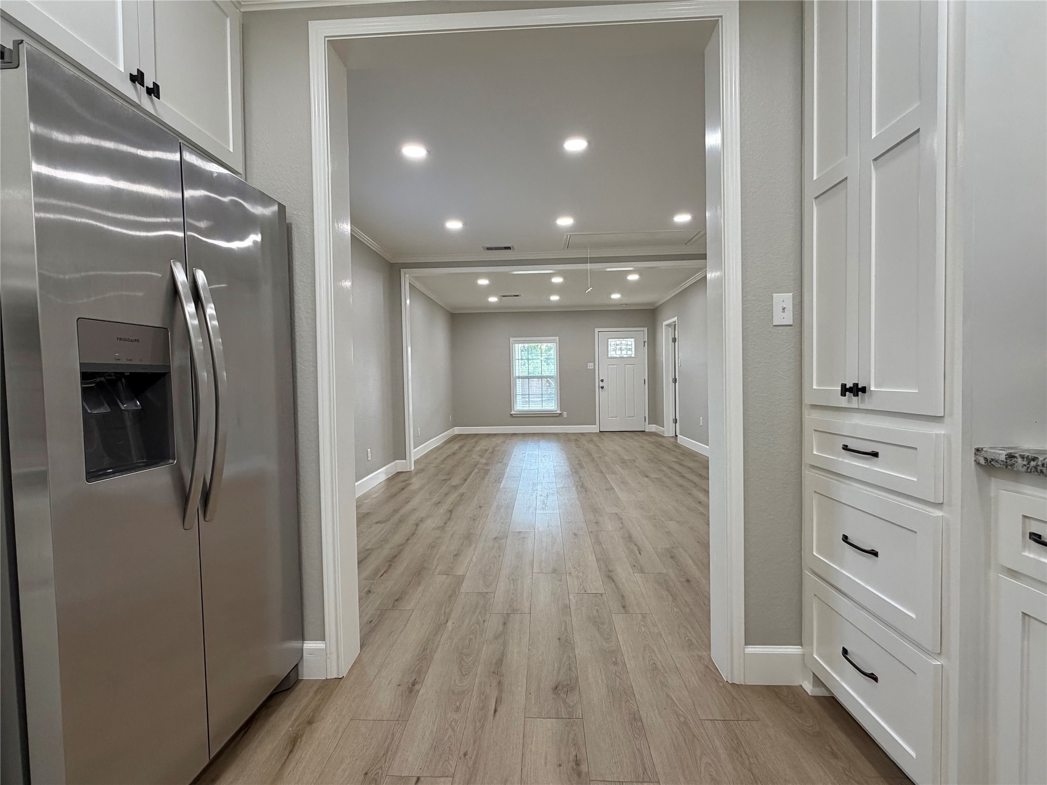 813 N Valderas Street, Angleton, TX 77515