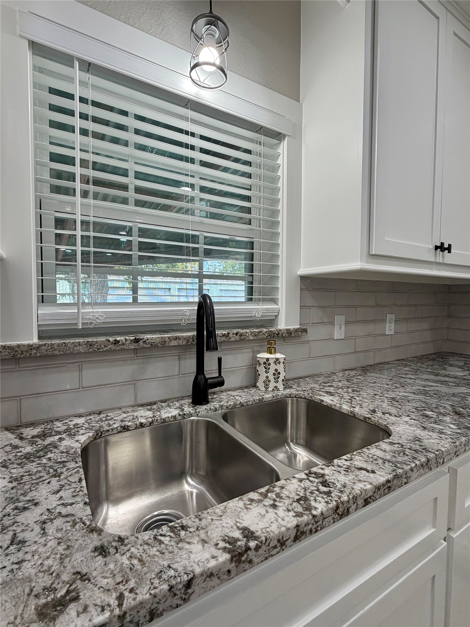 813 N Valderas Street, Angleton, TX 77515