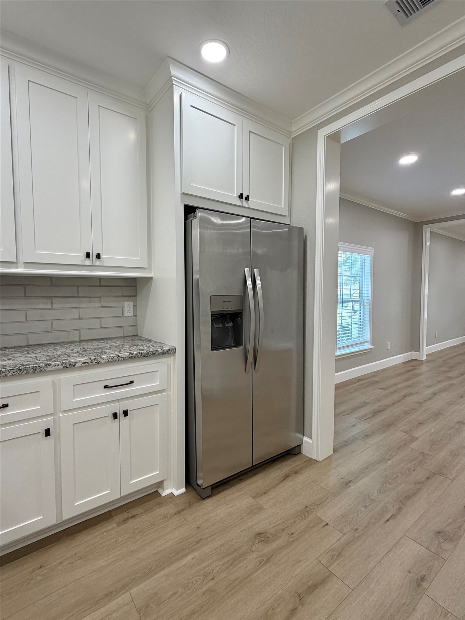 813 N Valderas Street, Angleton, TX 77515