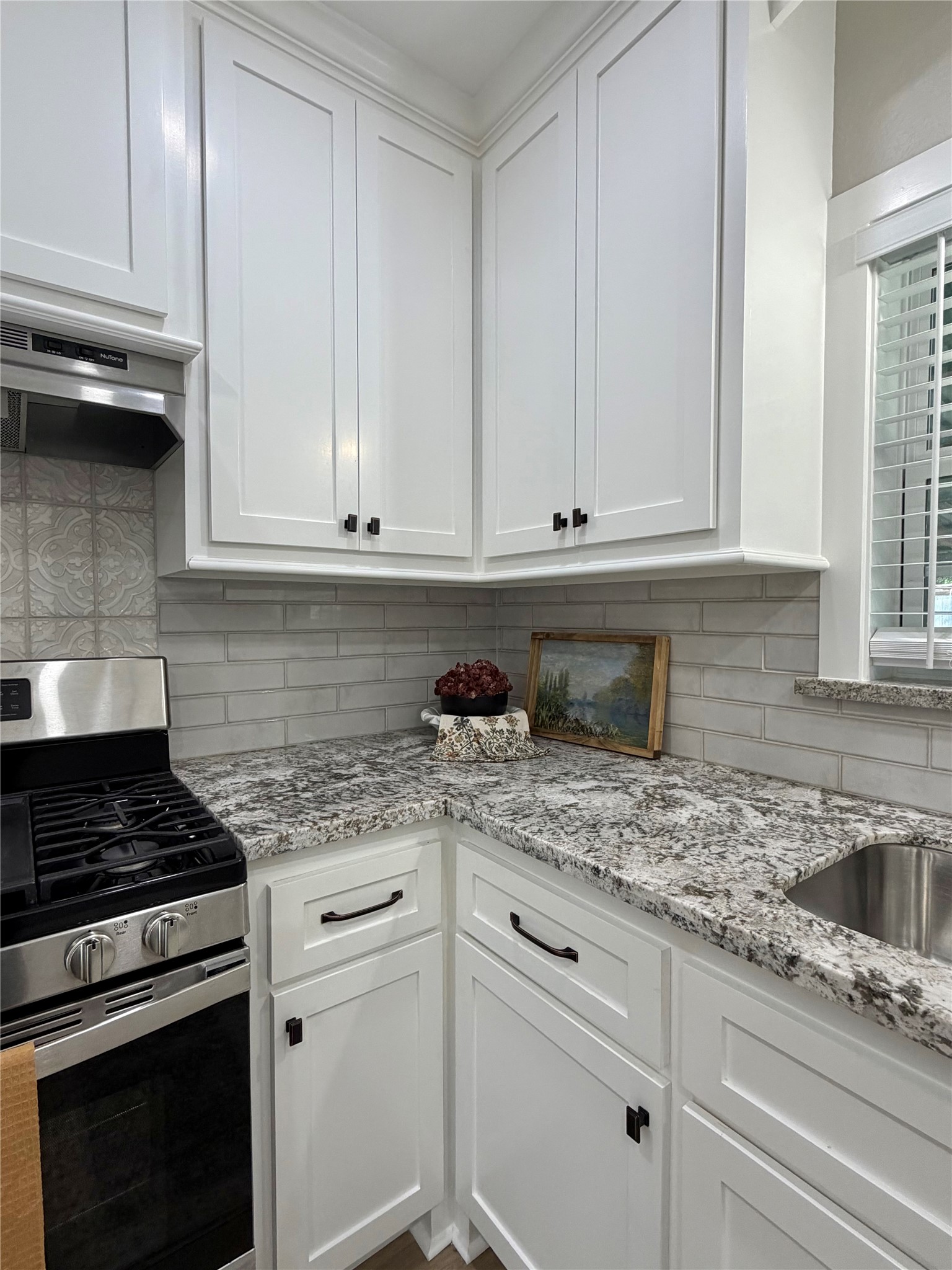 813 N Valderas Street, Angleton, TX 77515