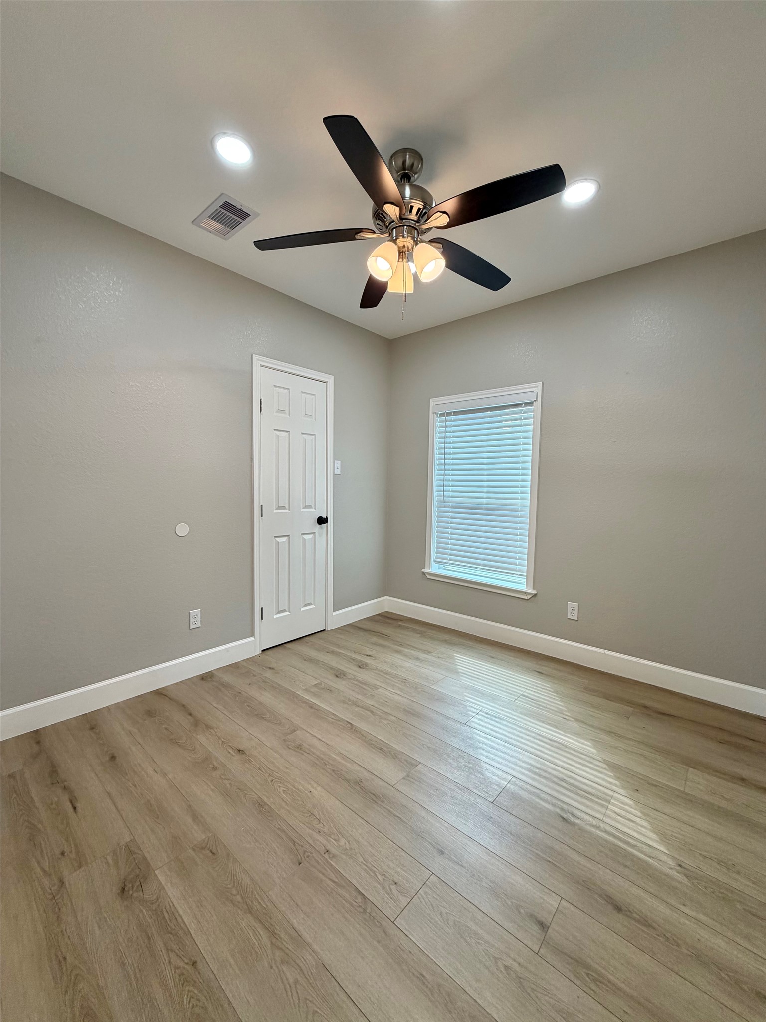 813 N Valderas Street, Angleton, TX 77515