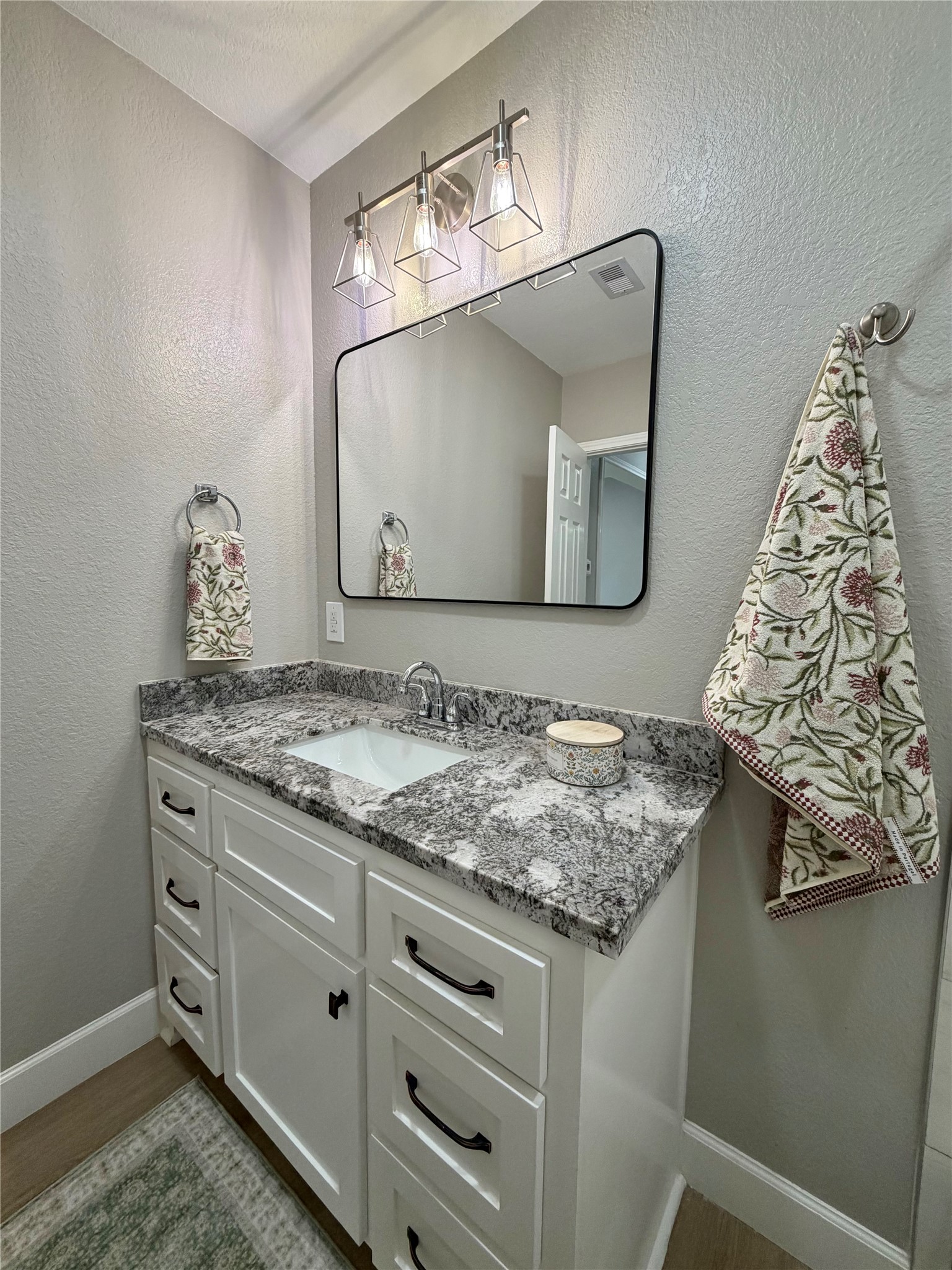 813 N Valderas Street, Angleton, TX 77515