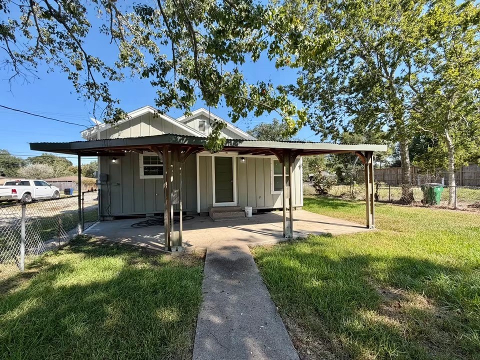 813 N Valderas Street, Angleton, TX 77515