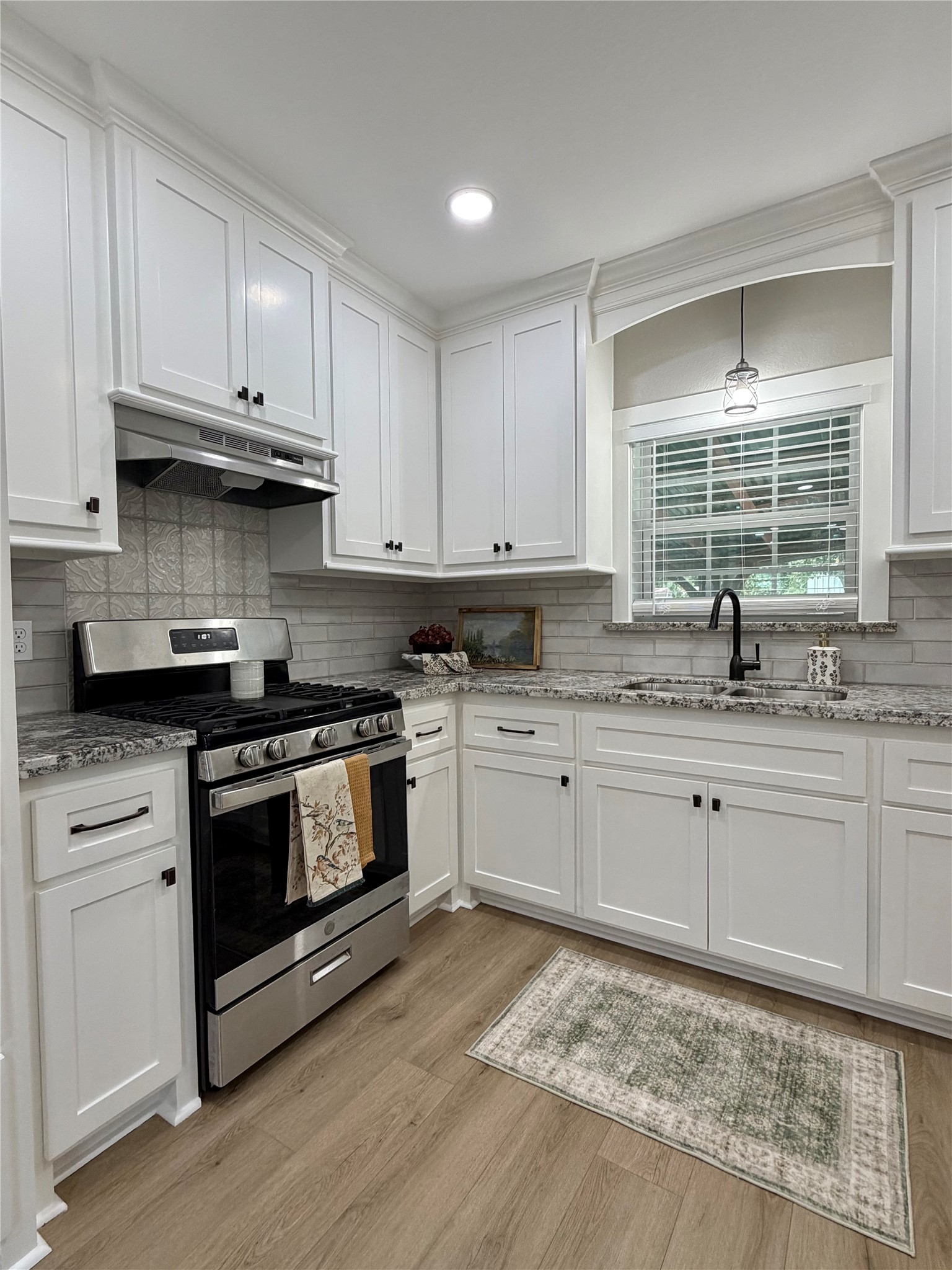 813 N Valderas Street, Angleton, TX 77515