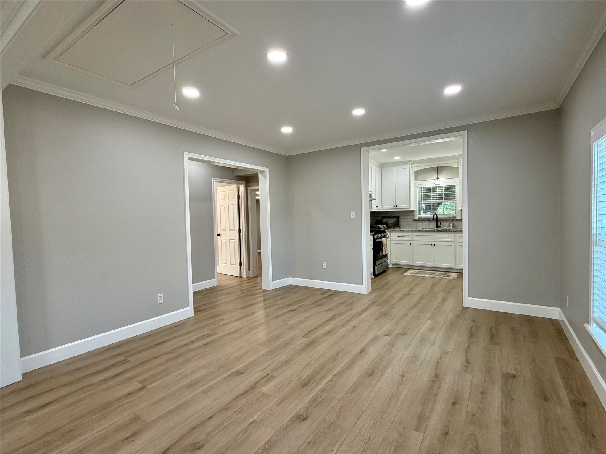 813 N Valderas Street, Angleton, TX 77515