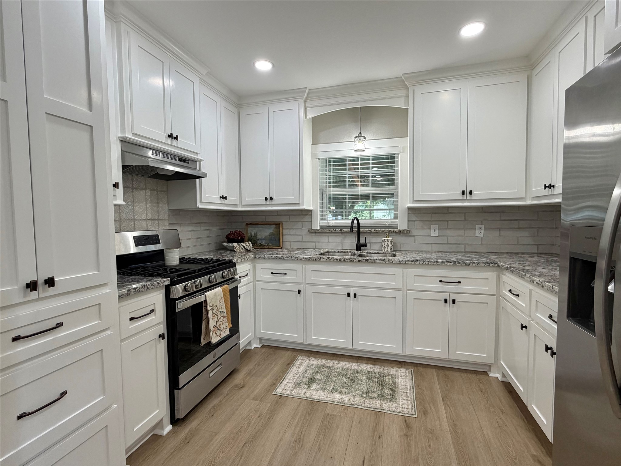 813 N Valderas Street, Angleton, TX 77515