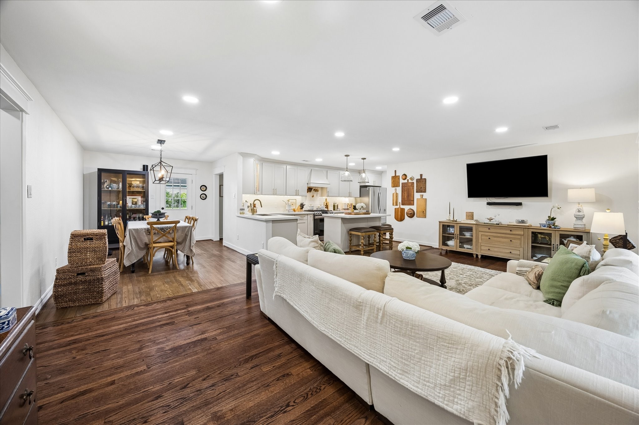 Spacious open-concept living area, Perfect for entertaining and relaxation.