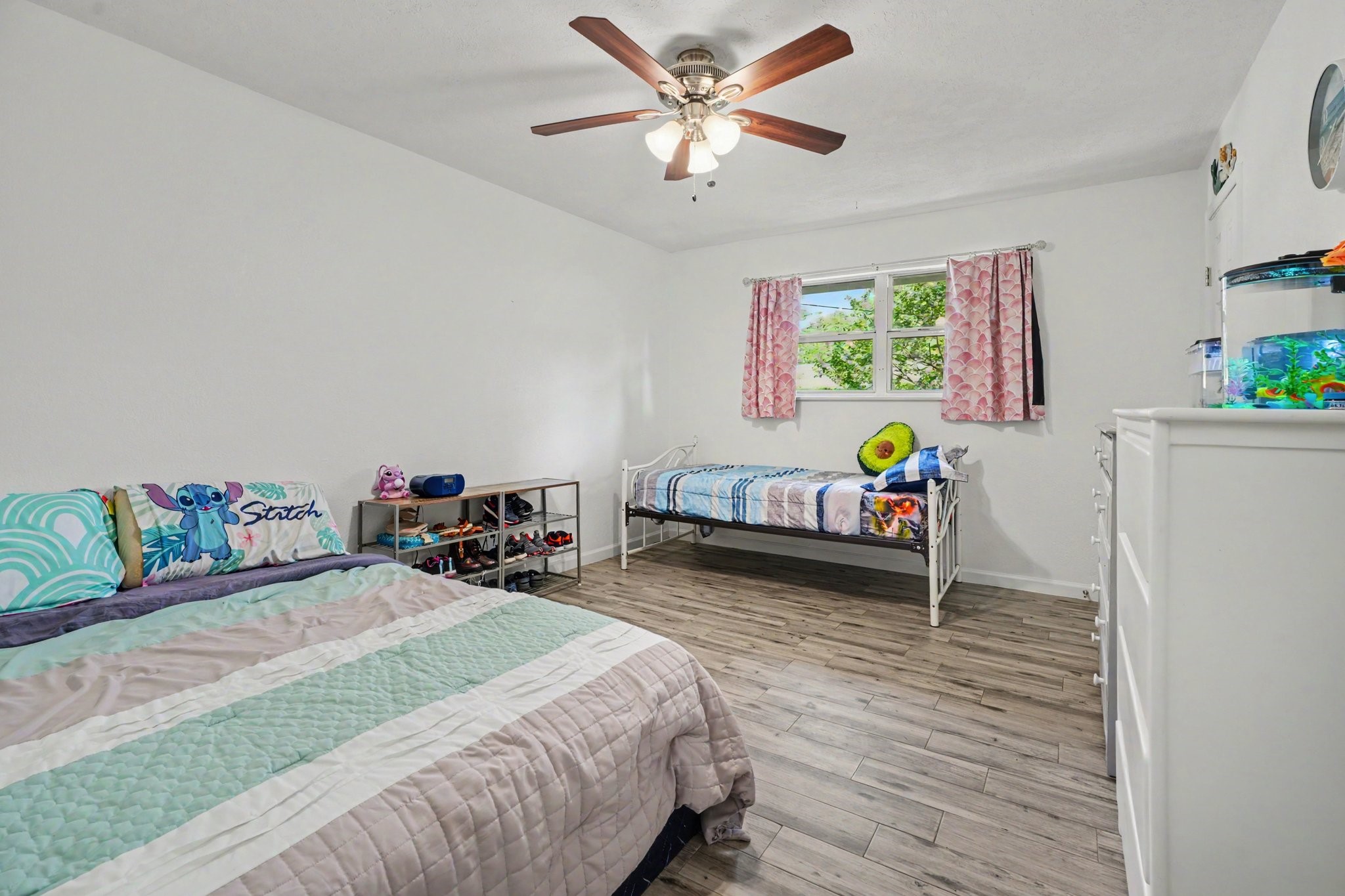 Guest Room 2 w/walk in closet