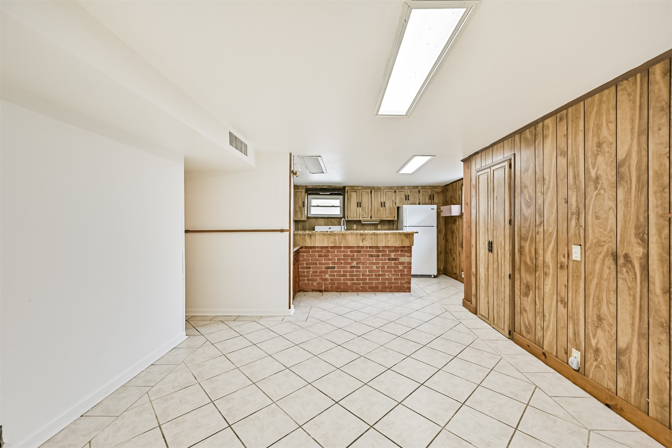 lower unit breakfast and kitchen area
