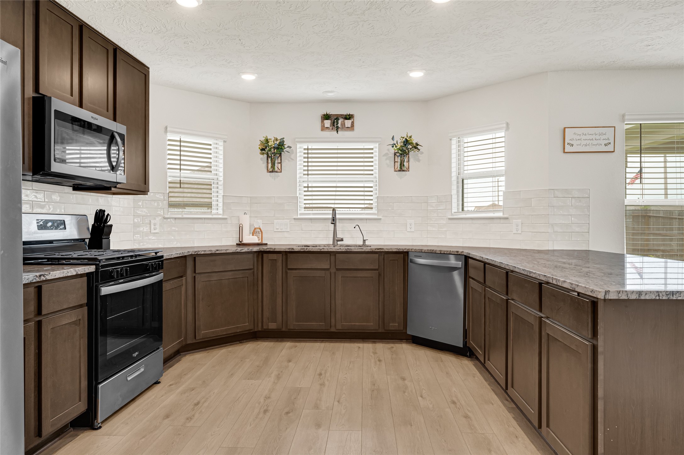 5510 Blackbird Lane, Hitchcock, TX 77563