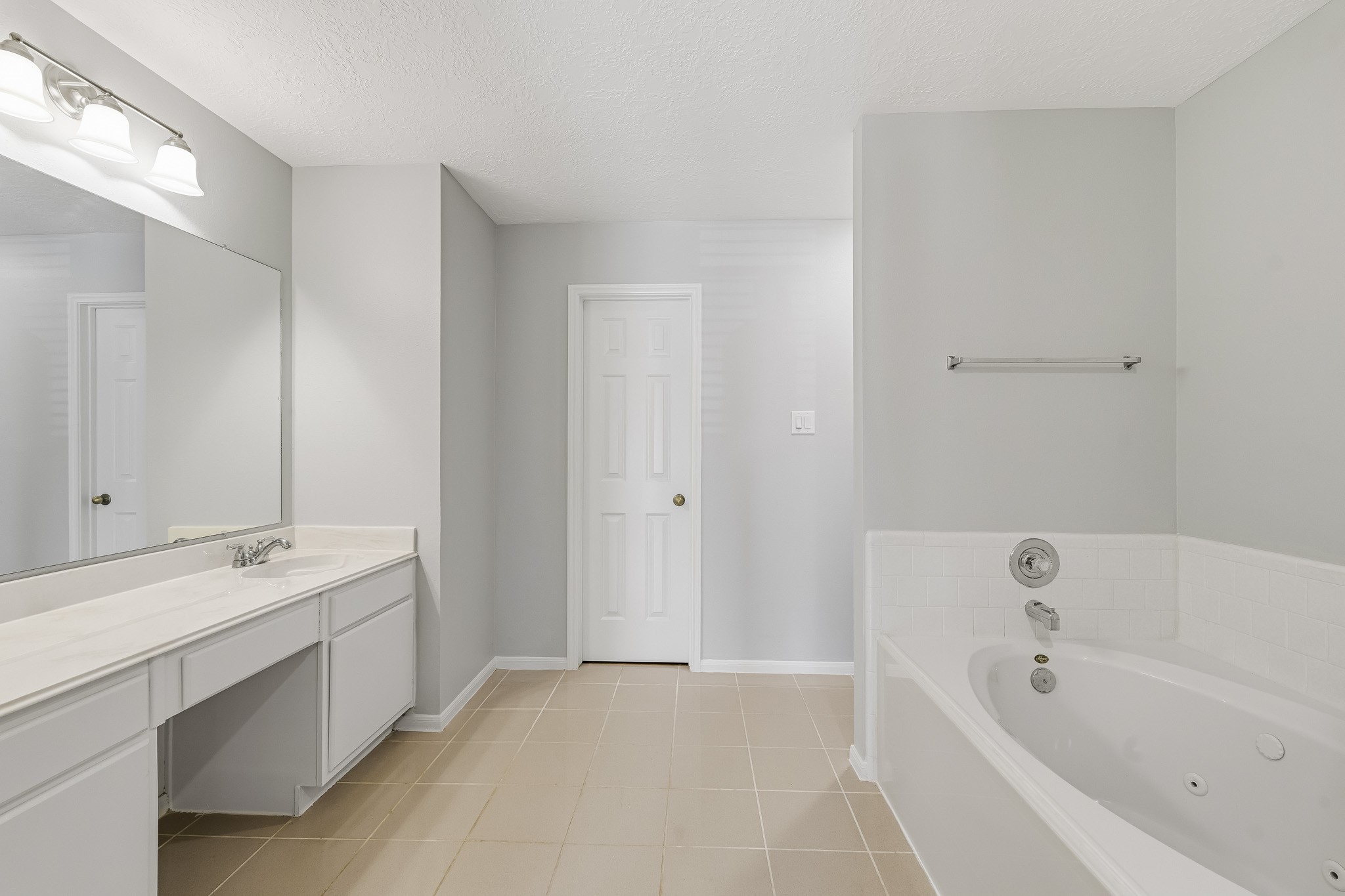 Primary en-suite bath