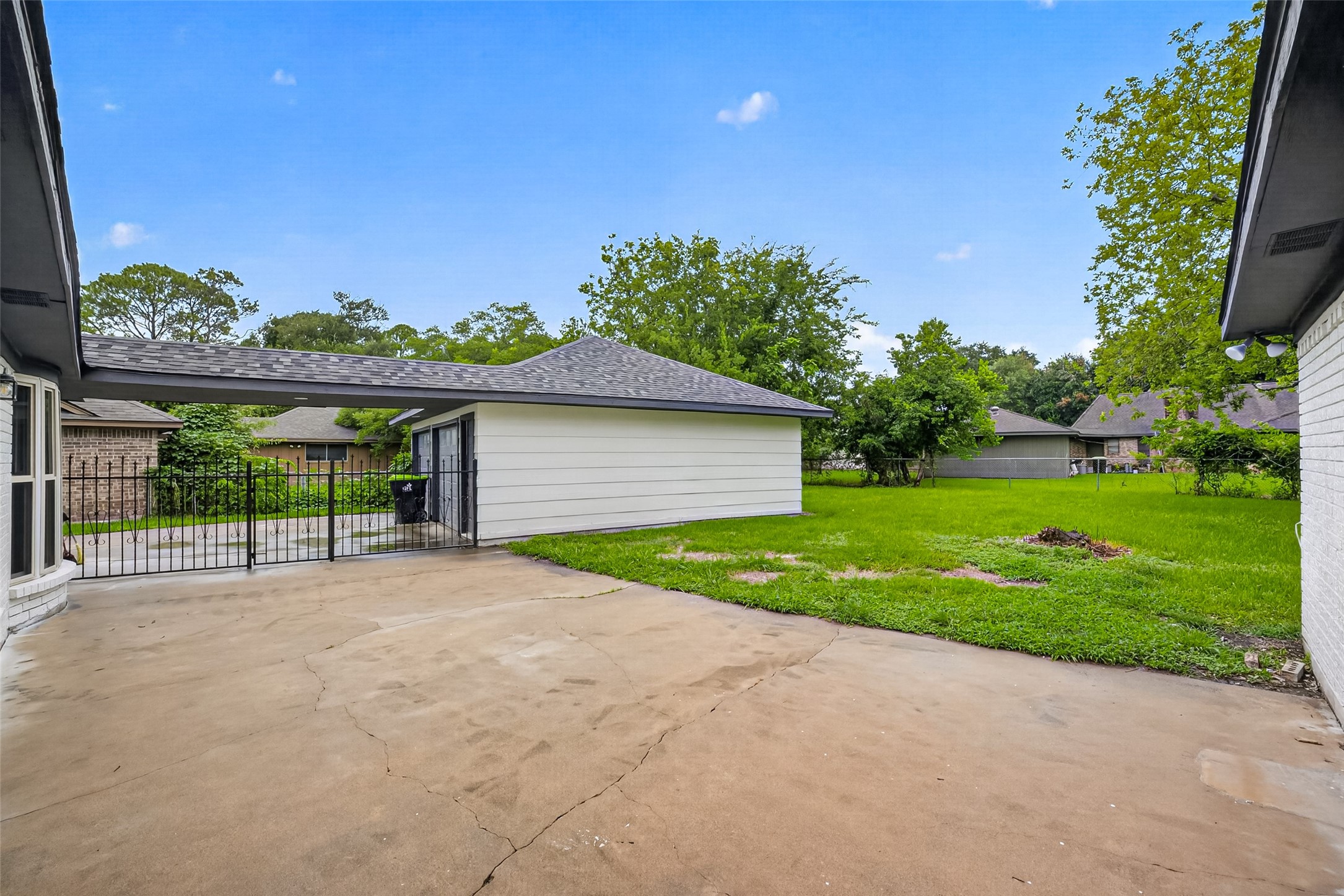 Spacious backyard patio offers
plenty of room for outdoor
entertaining with convenient
access to the mud room, living
room, and primary bedroom