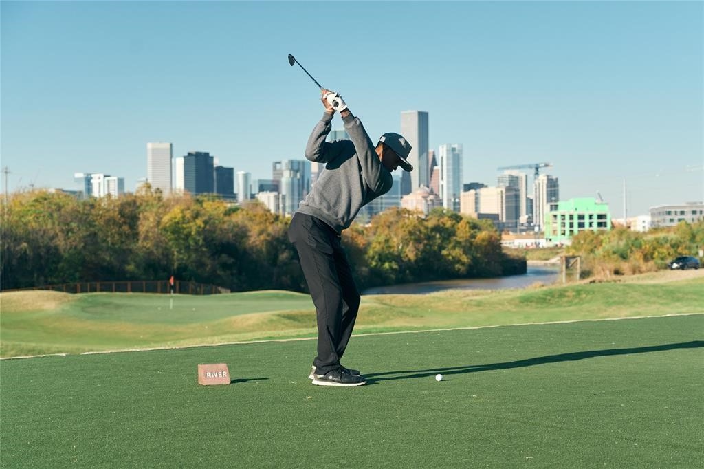 The East River 9 golf course is a mile away.