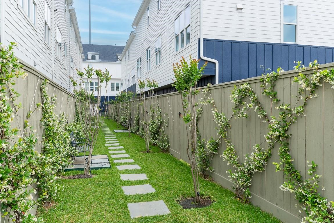 Common area to walk the dog, enjoy the greenspace, or just relax.