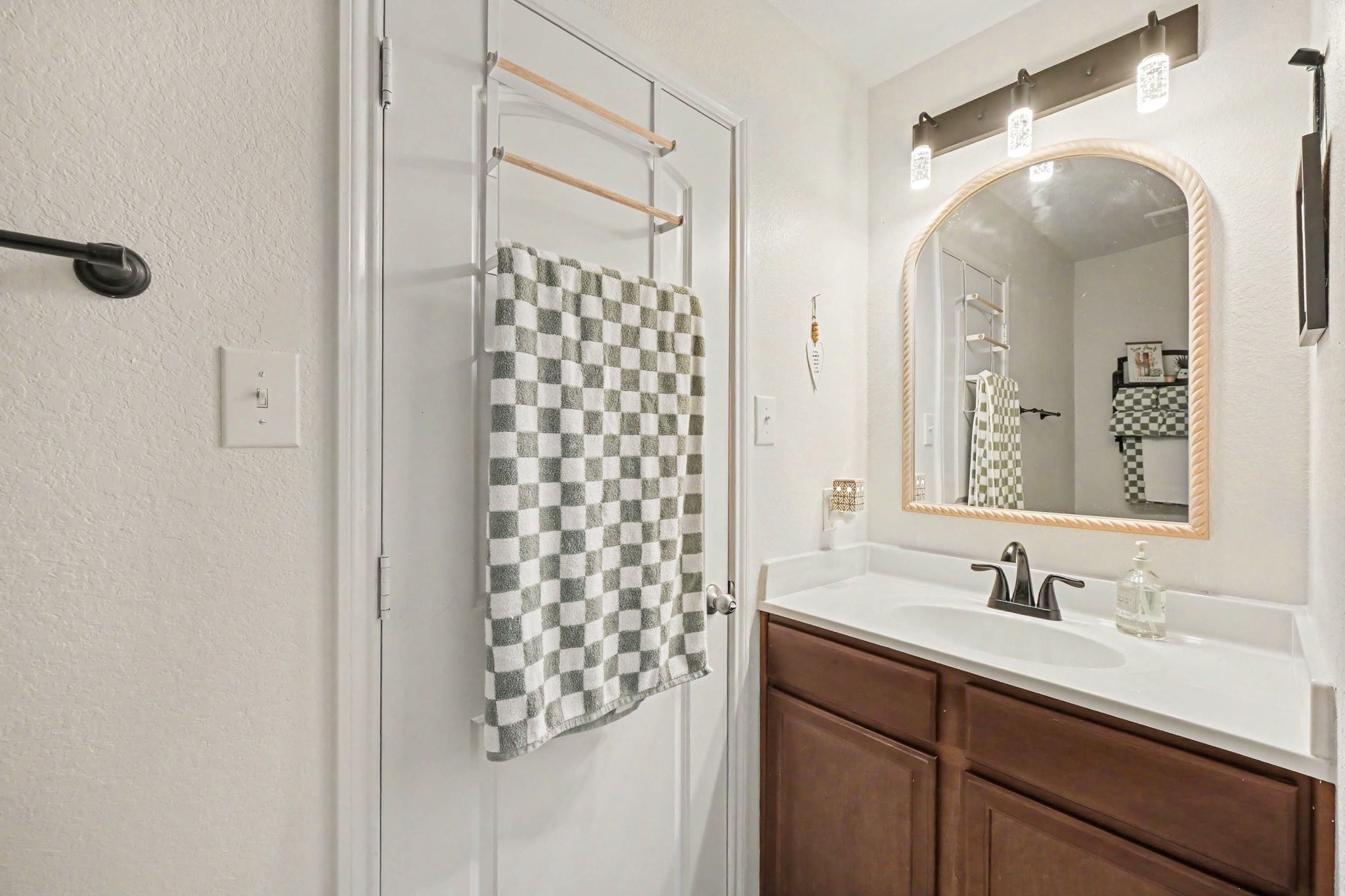 Second full bathroom conveniently located between the two front secondary bedrooms