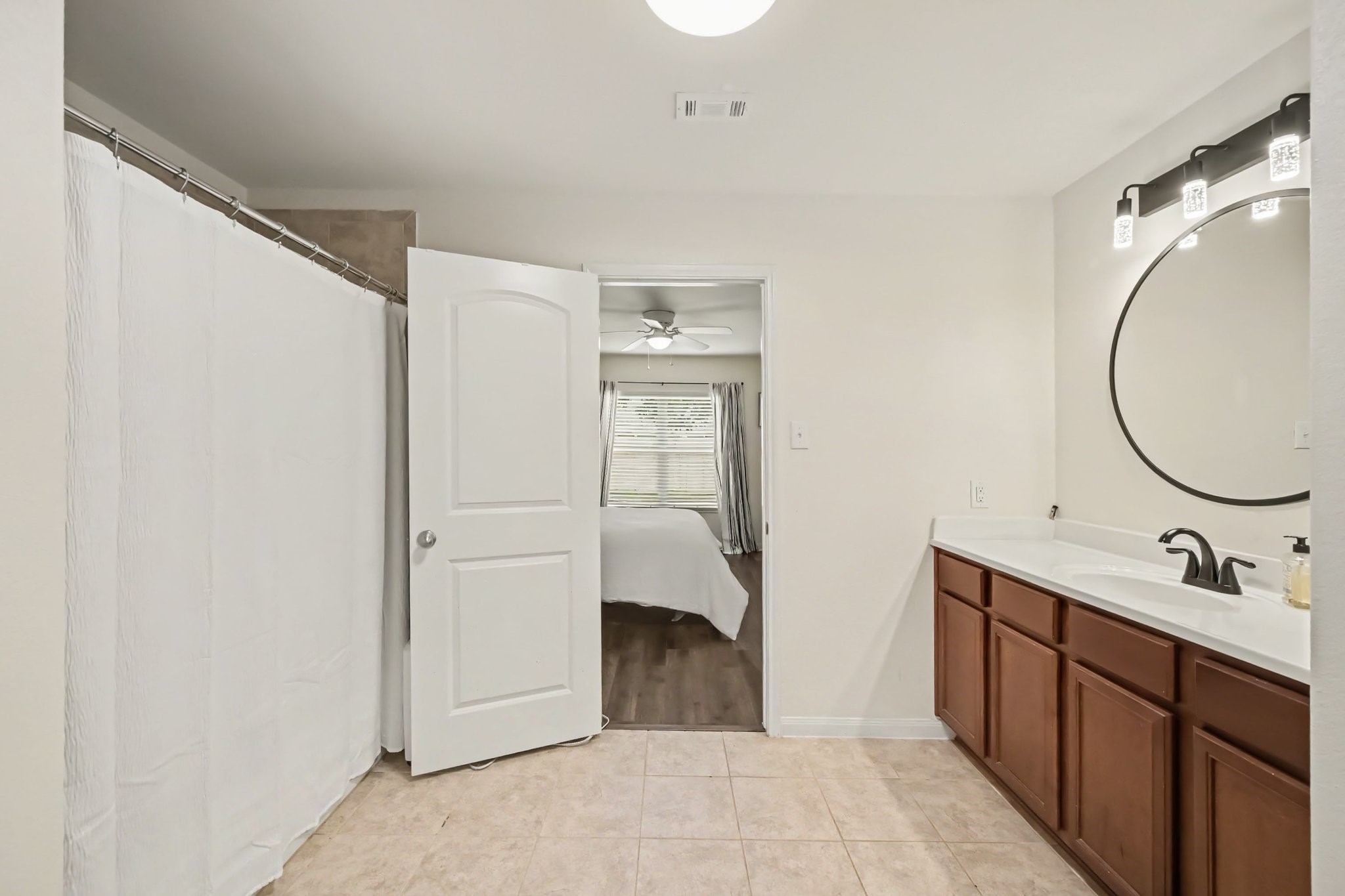 Primary en-suite includes tub/shower combo and spacious walk-in closet.