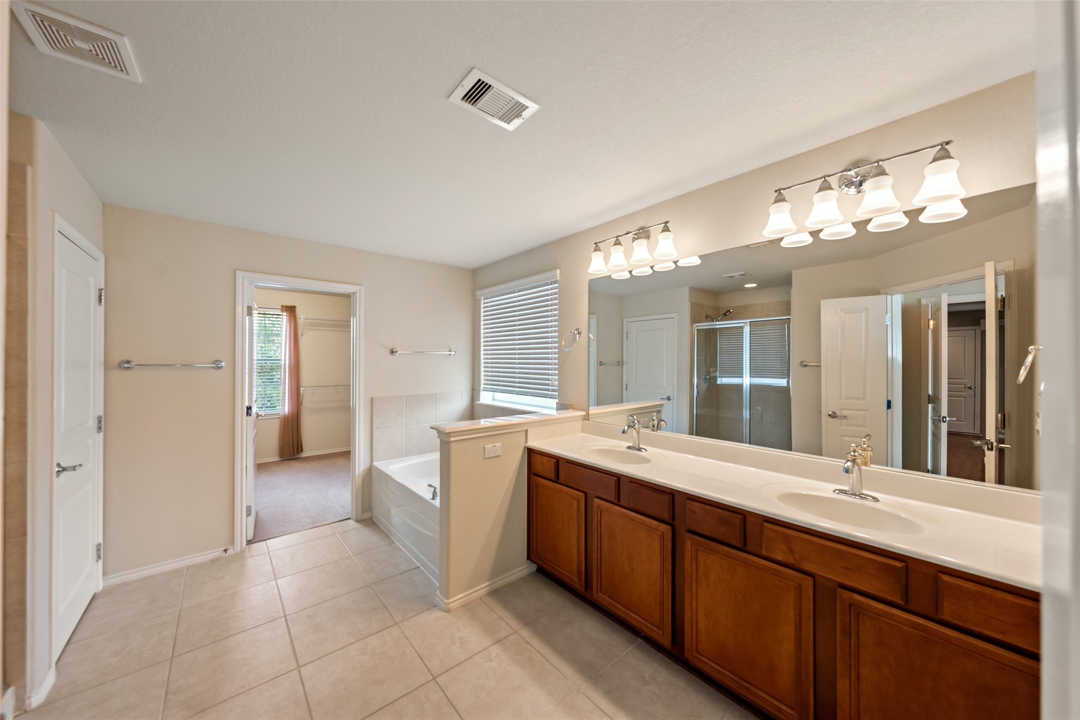 Dual sinks, soaking tub, cabinet space, separate shower - all waiting for you here