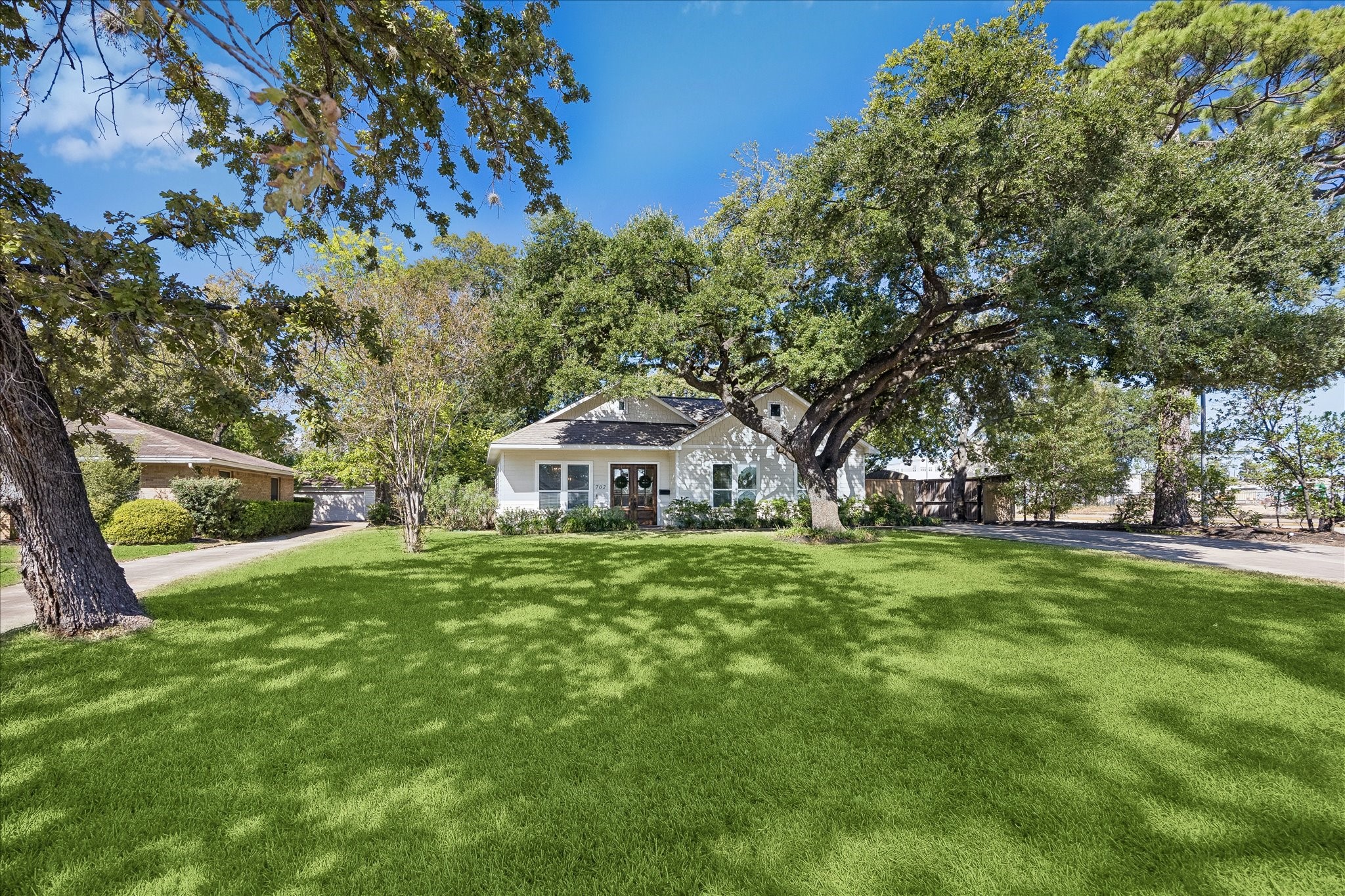 You're going to love living in Garden Oaks. Zoned to TEA A-rated Garden Oaks Elementary, Black Middle School and Waltrip High School, this charming neighborhood offers towering shade trees, a neighborhood park, community gardens and friendly neighbors. With easy access to Loop 610, you'll enjoy the best of neighborhood living and city convenience. You're going to love living in Garden Oaks. Zoned to TEA A-rated Garden Oaks Elementary, Black Middle School and Waltrip High School, this charming neighborhood offers towering shade trees, a neighborhood park, community gardens and friendly neighbors. With easy access to Loop 610, you'll enjoy the best of neighborhood living and city convenience.