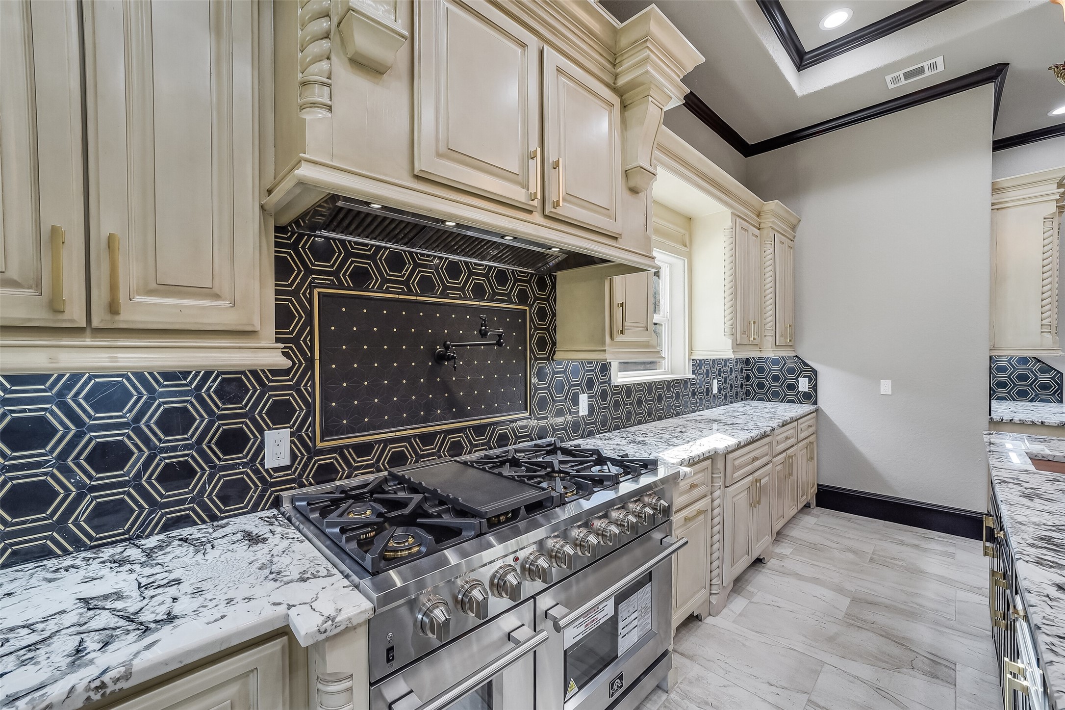 5685 County Road 823, West Columbia, TX 77486