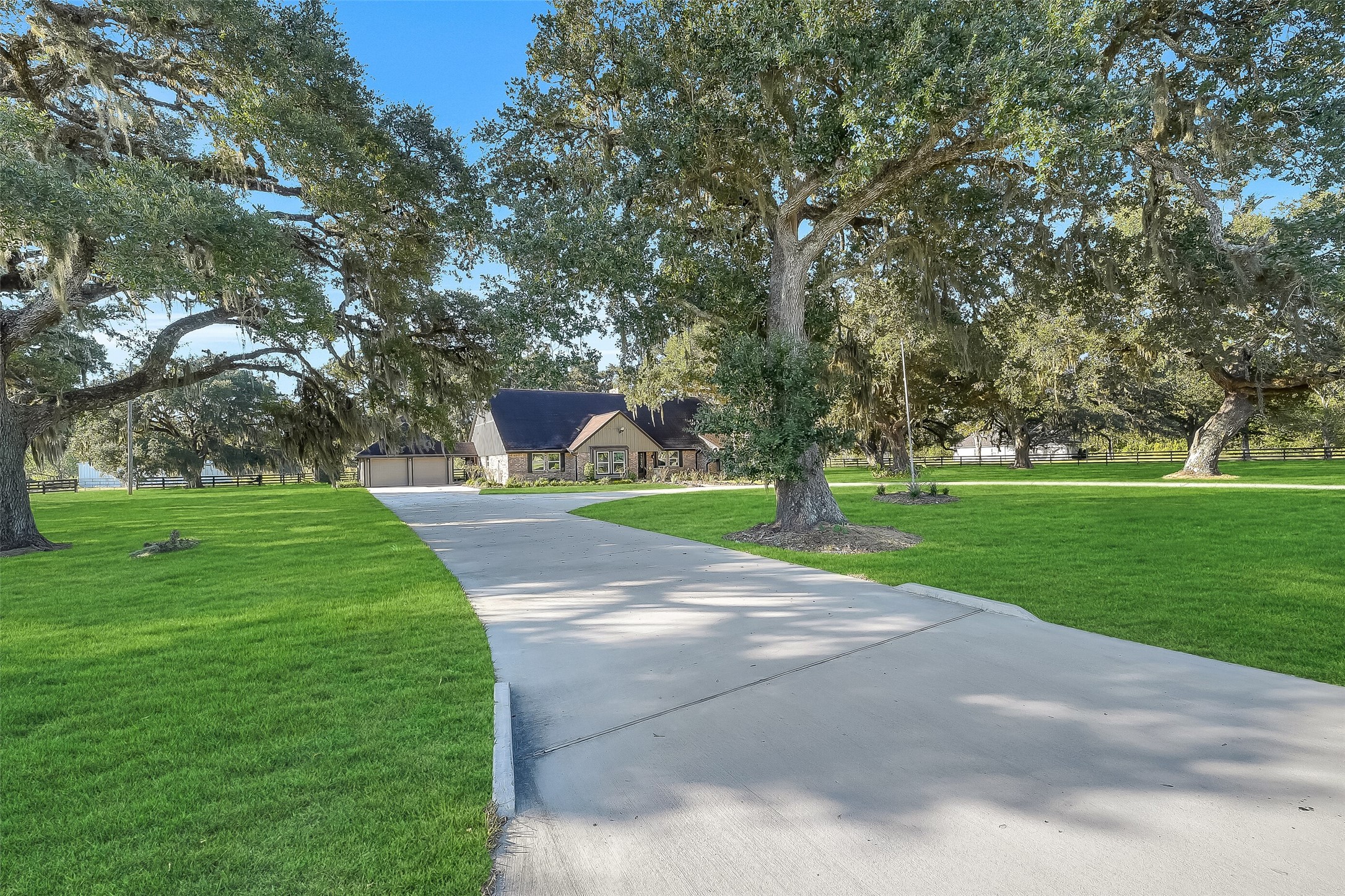 5685 County Road 823, West Columbia, TX 77486