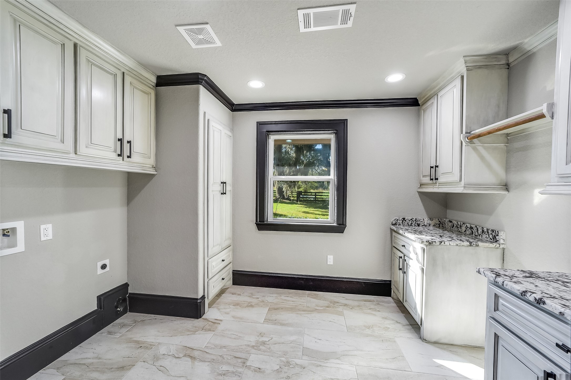 5685 County Road 823, West Columbia, TX 77486