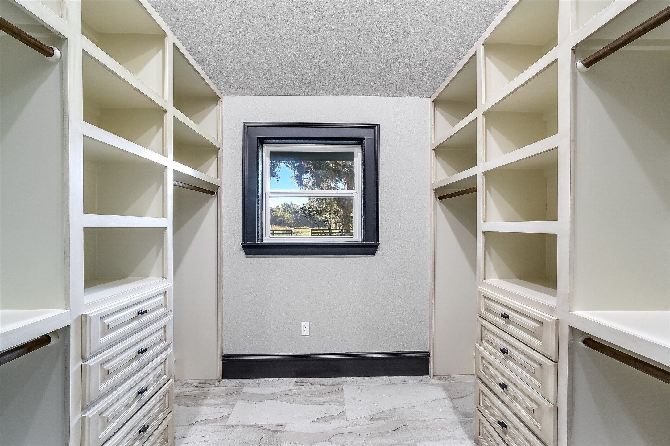 5685 County Road 823, West Columbia, TX 77486