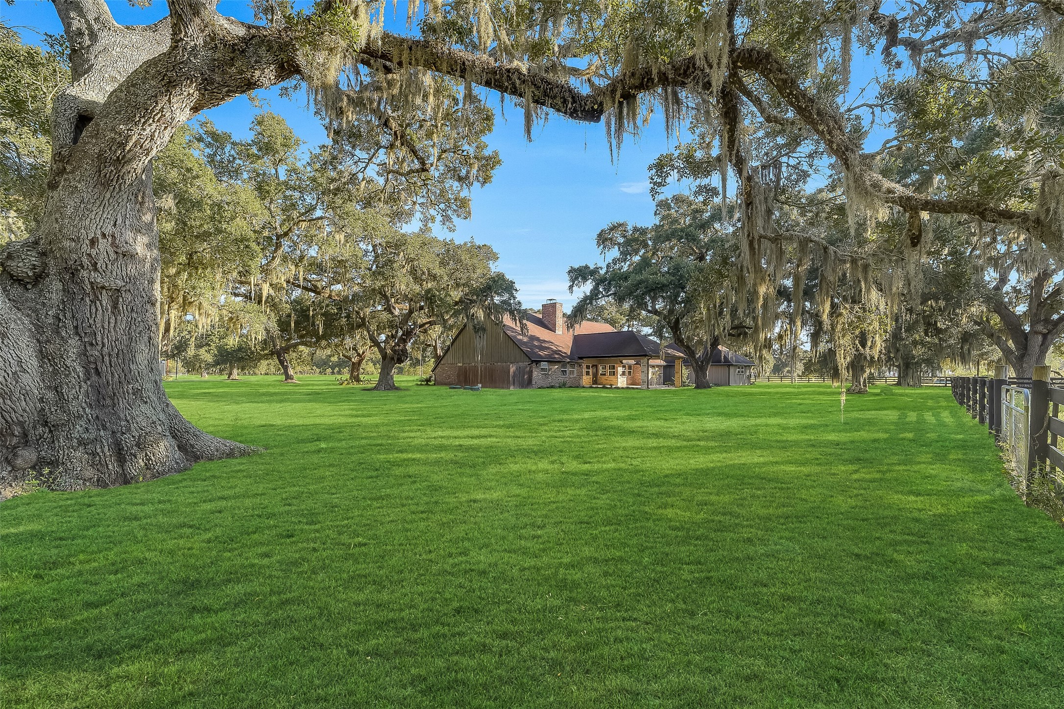 5685 County Road 823, West Columbia, TX 77486