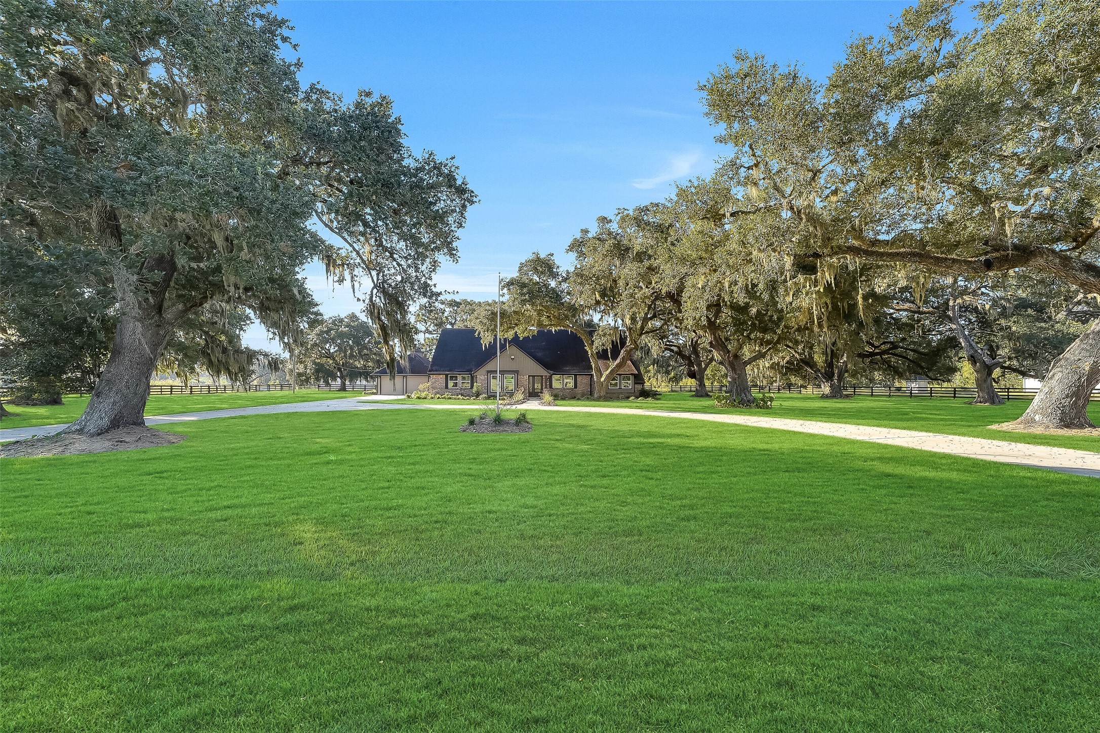 5685 County Road 823, West Columbia, TX 77486