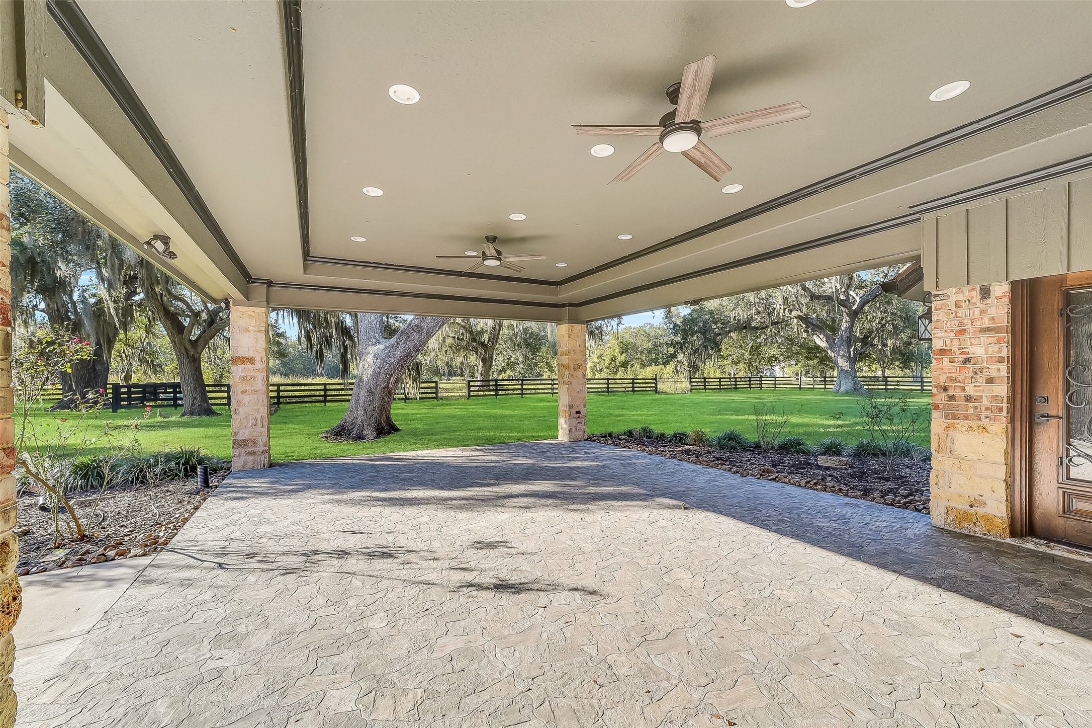 5685 County Road 823, West Columbia, TX 77486