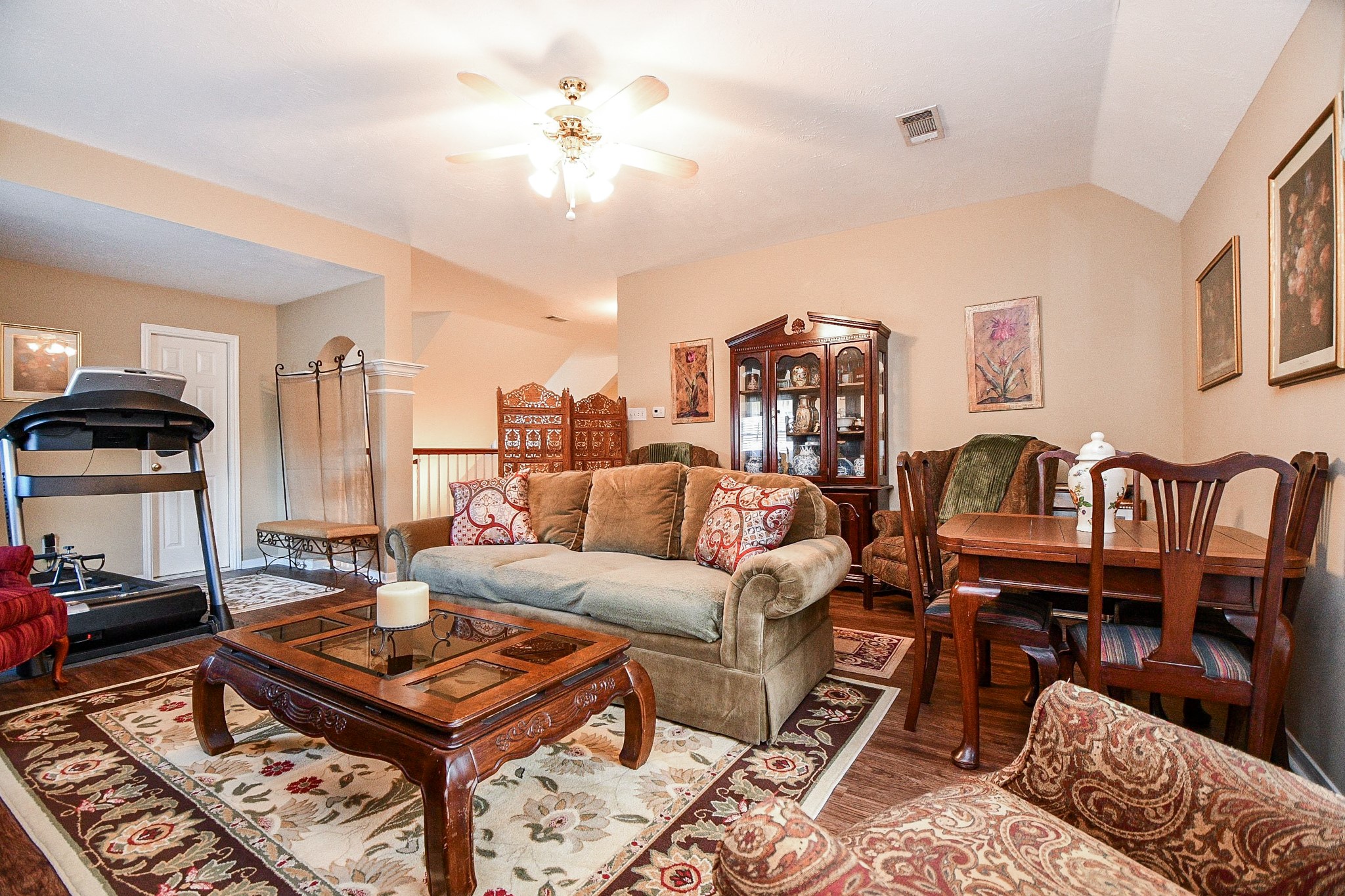 Movie marathons, game nights or a place to unwind after a long day! With generous space for comfortable seating and entertainment, this upstairs game room gives everyone another place to relax without taking over the downstairs living areas.