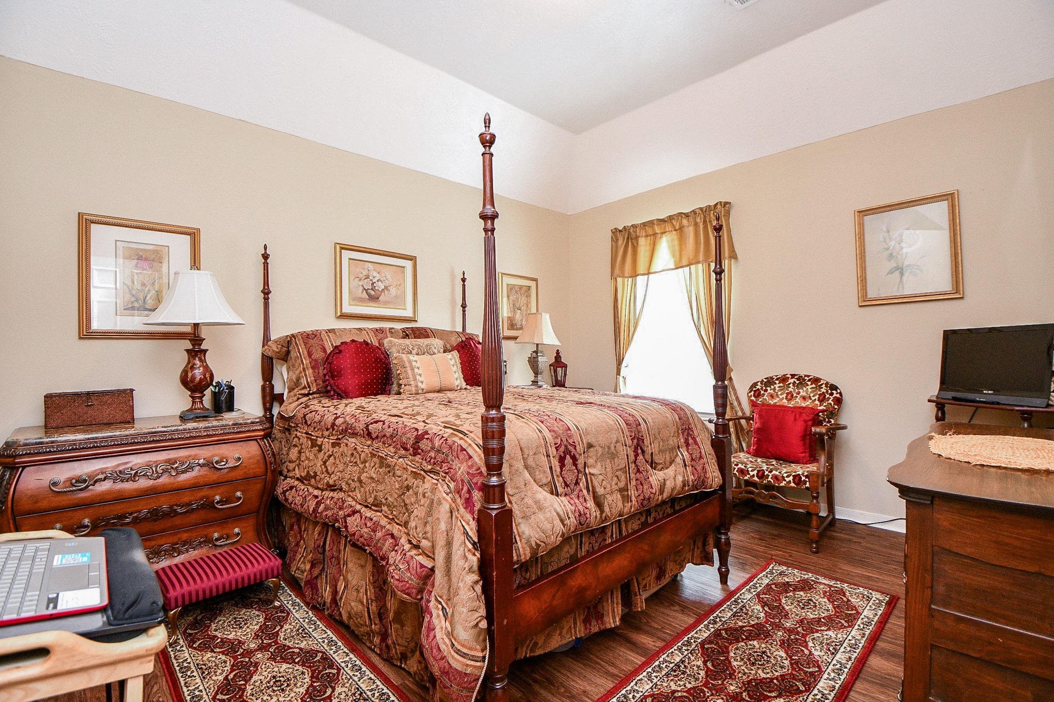 A bedroom that offers room to make it your own! Whether you envision a peaceful guest retreat, a stylish bedroom or a space for studying and relaxing, the generous proportions and carpet-free flooring make it easy to create something special.