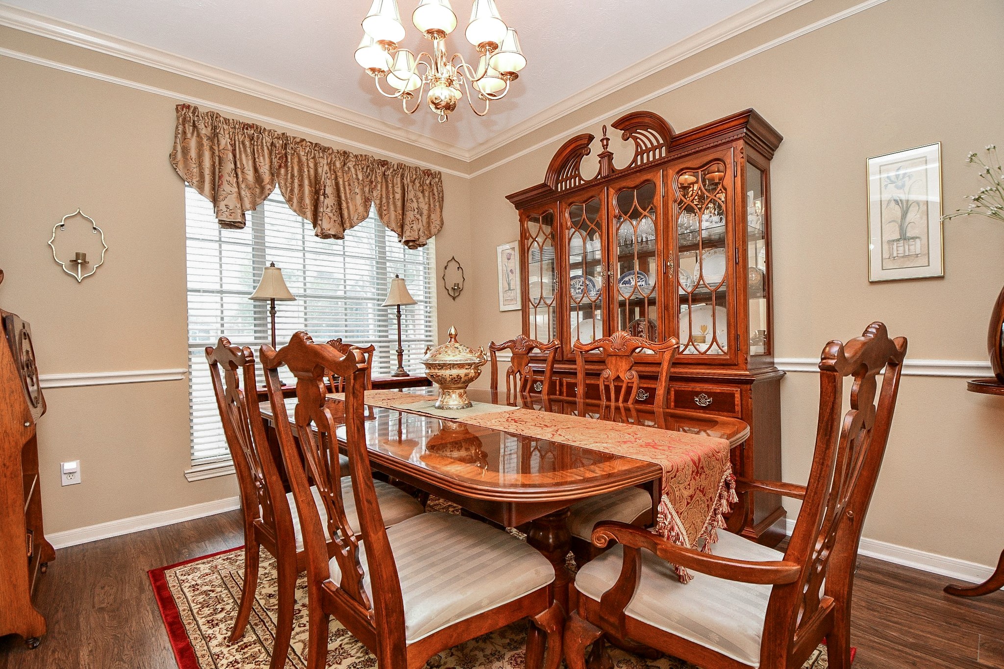 Picture holiday dinners, birthday celebrations, and evenings gathered around the table with the people who matter most. This dedicated dining space offers a beautiful setting for occasions both big and small, with classic architectural details that never go out of style.