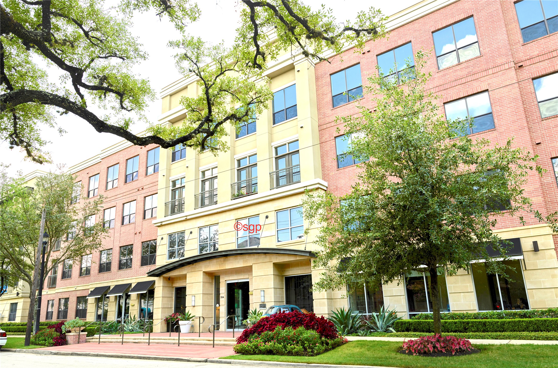 Located in Montrose with easy access to Randalls, Spec's, MetroRail and Downtown and freeway access to other parts of the City!